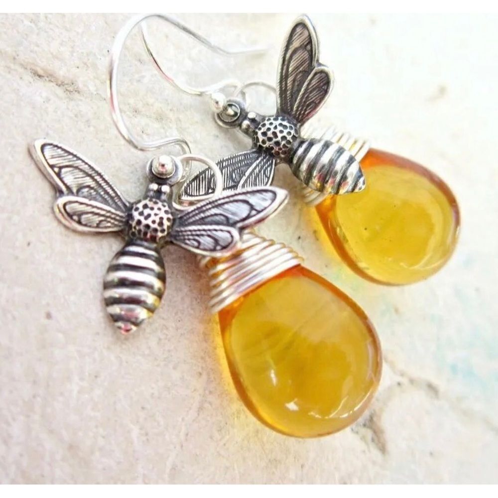 🐝 Betsey Johnson honeybee & honey drop dangle earrings 🐝